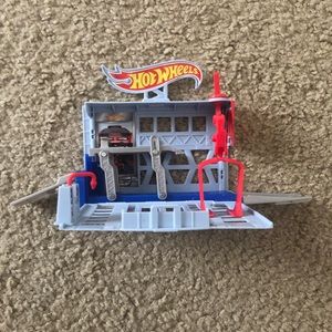Hotwheels track playset